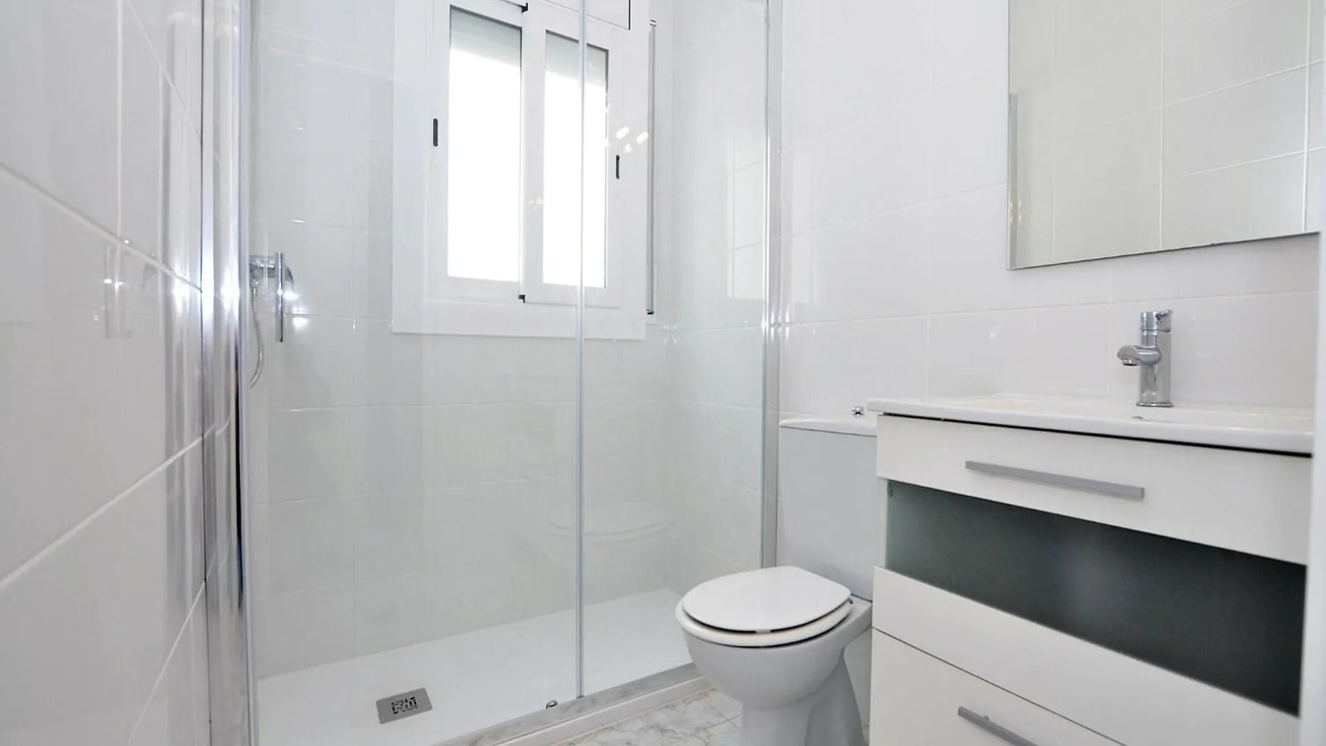 Beautiful Apartment In Roses With Views