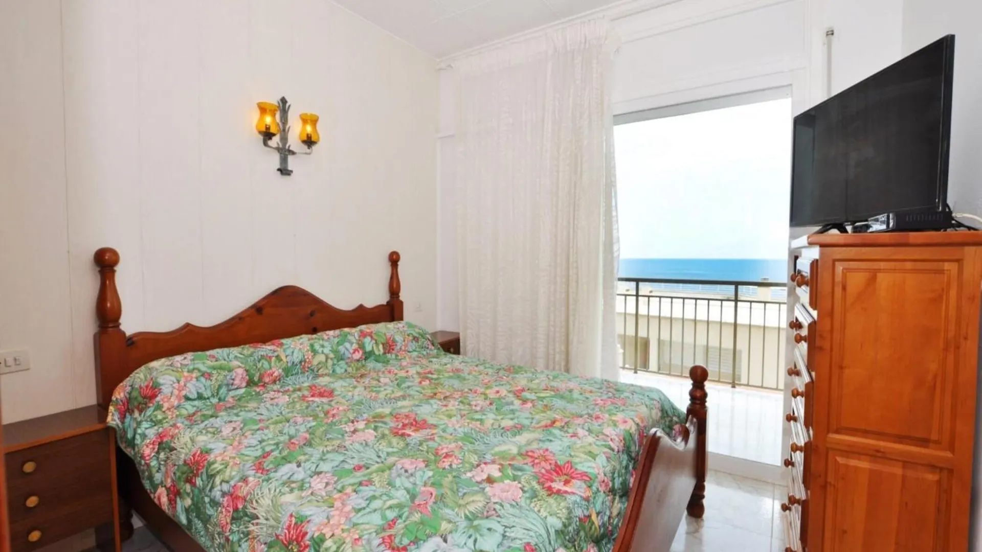Beautiful Apartment In Roses With Views